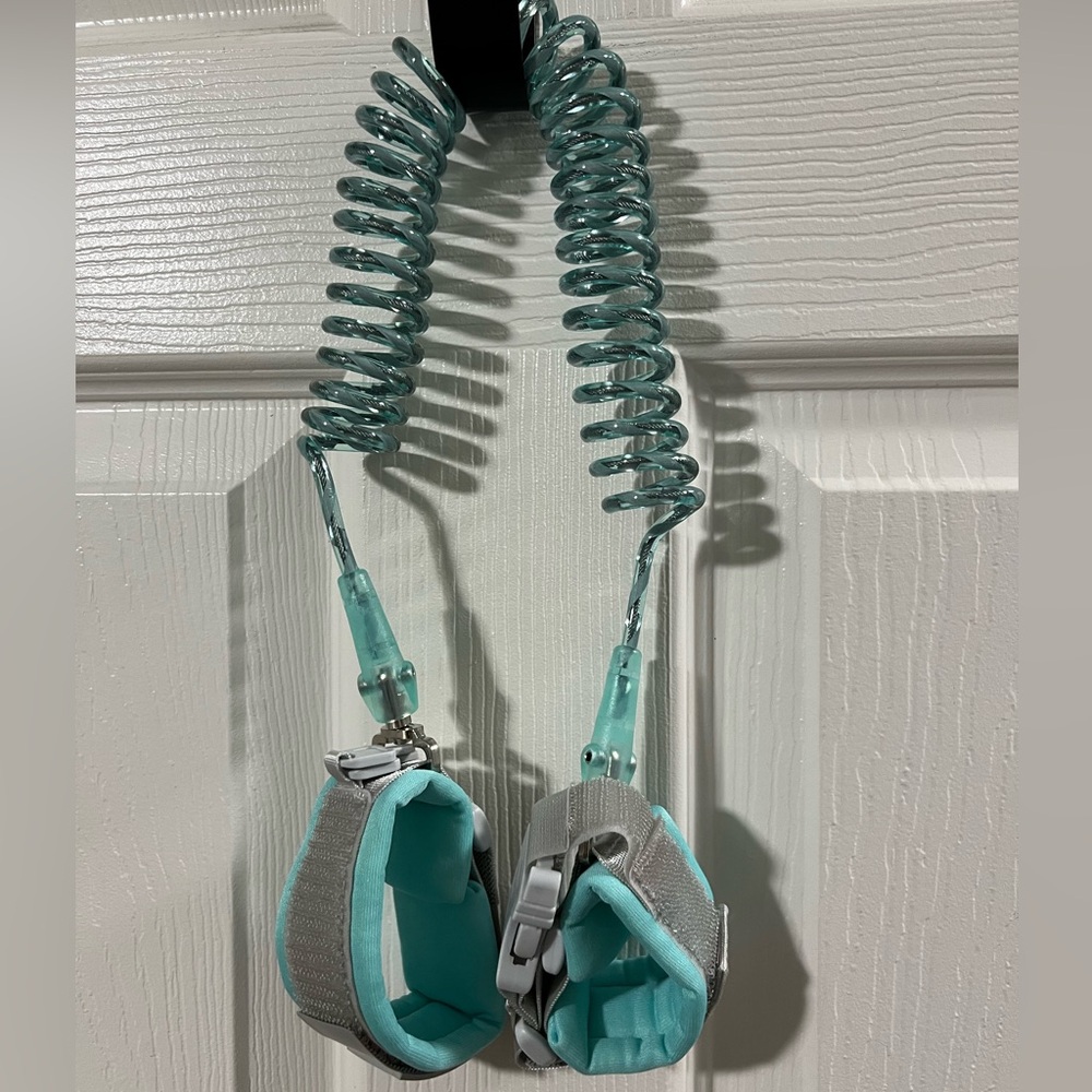 Dr.meter anti-lost child safety wrist link. Teal blue reflective color.